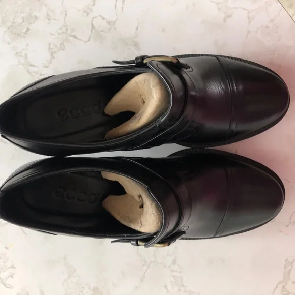 Shoes - Picture 3 of 4